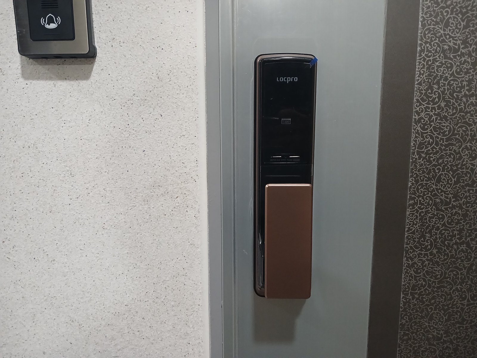 검단구 불로대곡동 출장 — 푸른 회색 문에 세로로 붙은 검은 도어락과 아래쪽 구리빛 판