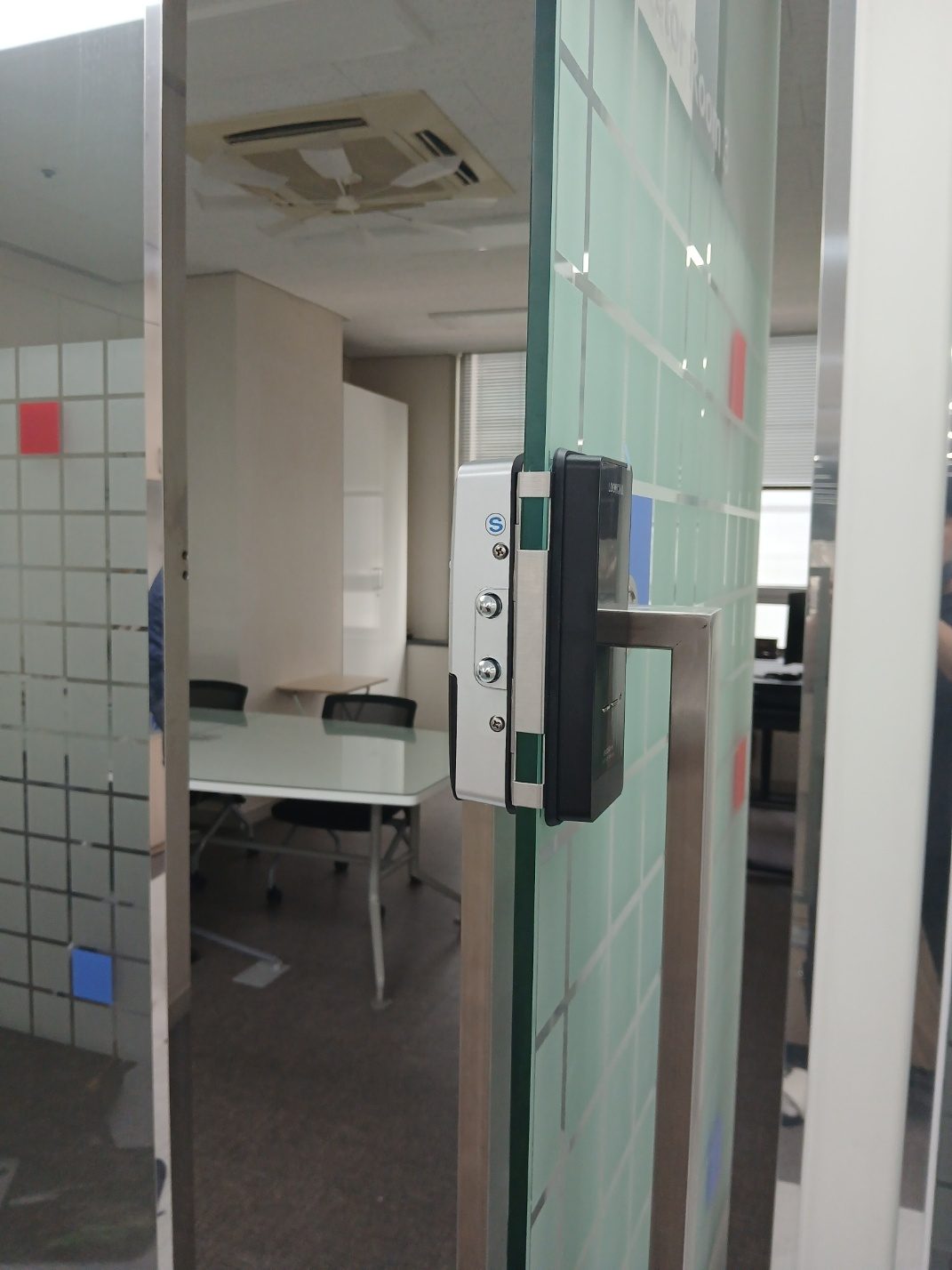 검단구 오류왕길동 유리문 도어락 설치 작업 사진
